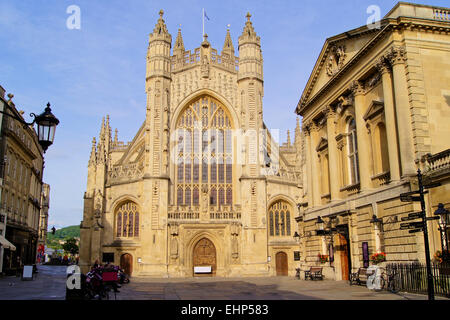 Historischen Marktplatz in Bath, England mit der Fassade der Abteikirche von Bath und die Roman Baths Stockfoto