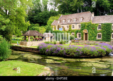 Malerischer Garten im Cotswold Dorf von Bibury, England Stockfoto