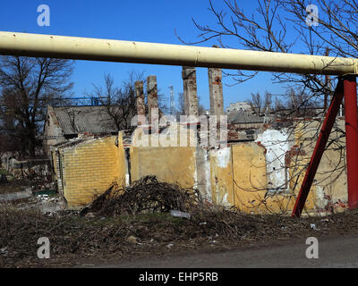 Ukraine. 16. März 2015. Auf den Straßen von Ilovaysk. -Gefangen im August 2014 drehte Ilovaysk prorussische militanten Inszenierung Post von Waffen und Munition. Laut der Presse kamen Mitte des Verteidigungsministeriums der Ukraine 16. März 2015 aus Russland in der Stadt von 16 Wagen Munition. Bildnachweis: Igor Golovnov/Alamy Live-Nachrichten Stockfoto