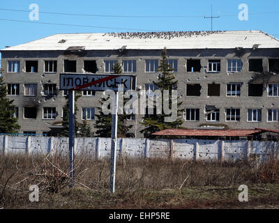 Ukraine. 16. März 2015. Auf den Straßen von Ilovaysk. -Gefangen im August 2014 drehte Ilovaysk prorussische militanten Inszenierung Post von Waffen und Munition. Laut der Presse kamen Mitte des Verteidigungsministeriums der Ukraine 16. März 2015 aus Russland in der Stadt von 16 Wagen Munition. Bildnachweis: Igor Golovnov/Alamy Live-Nachrichten Stockfoto