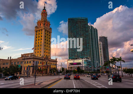 Biscayne Boulevard und der Freedom Tower bei Sonnenuntergang in der Innenstadt von Miami, Florida. Stockfoto