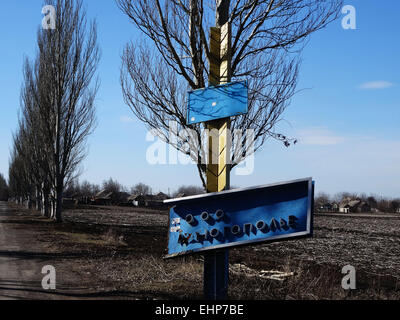 Ukraine. 16. März 2015. Beenden Sie Ilovaysk in Mnogopillja. Eintrag Zeichen beschädigt. -Gefangen im August 2014 drehte Ilovaysk prorussische militanten Inszenierung Post von Waffen und Munition. Laut der Presse kamen Mitte des Verteidigungsministeriums der Ukraine 16. März 2015 aus Russland in der Stadt von 16 Wagen Munition. Bildnachweis: Igor Golovnov/Alamy Live-Nachrichten Stockfoto