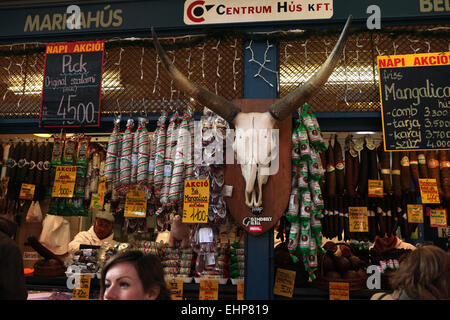 Ungarische Salami auf den Verkauf in der großen Markthalle (Nagycsarnok) in Budapest, Ungarn. Stockfoto