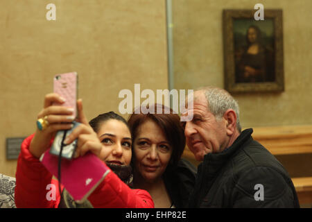 Besucher nehmen Selfie vor "Mona Lisa" ("La Gioconda") von Leonardo da Vinci. Louvre-Museum, Paris, Frankreich. Stockfoto