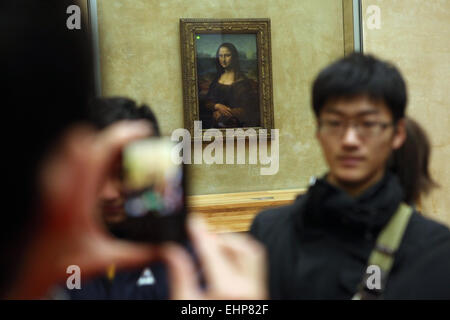 Besucher fotografieren vor "Mona Lisa" ("La Gioconda") von Leonardo da Vinci. Louvre-Museum, Paris, Frankreich. Stockfoto