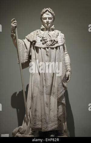 Napoleon Bonaparte in Krönung Roben (1813). Marmorstatue des französischen Bildhauers Claude Ramey auf dem Display im Louvre in Paris, Frankreich. Stockfoto