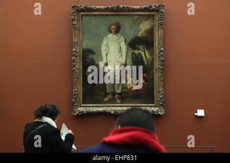 Besucher vor dem Gemälde "Pierrot" ("Gilles") des französischen Rokoko Malers Antoine Watteau. Louvre-Museum, Paris, Frankreich. Stockfoto