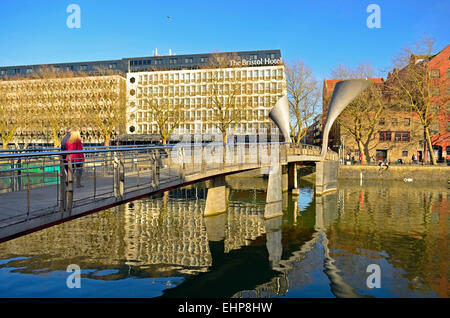 Das Hotel Bristol an der Hafenpromenade in Großbritannien gesehen. Peros Brücke moderne Fußgängerbrücke mit ein paar Horn geformten Skulpturen. Stockfoto