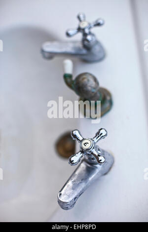 Ein alte Waschbecken Armaturen auf einem Flohmarkt Stockfoto