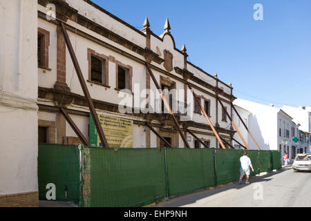 Fassade eines alten Gebäudes mit Stahlträger in Algodonales, Andalusien, Spanien gefördert. Stockfoto