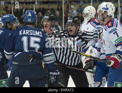 Moskau, Russland. 16. März 2015. Schiedsrichter versuchen zu stoppen, die Kämpfe während des Spiels zwischen Dynamo Moskau und SKA Sankt Petersburg in der Play Off KHL Championship im Lyzhniki Stadium. SKA gewann das Spiel mit 6:1. Bildnachweis: Anna Sergeeva/ZUMA Draht/Alamy Live-Nachrichten Stockfoto