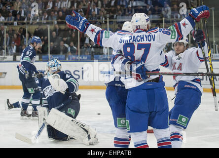 Moskau, Russland. 16. März 2015. SKA-Spieler feiern das Ziel während des Spiels zwischen Dynamo Moskau und SKA Sankt Petersburg in der Play Off KHL Championship im Lyzhniki Stadium. SKA gewann das Spiel mit 6:1. Bildnachweis: Anna Sergeeva/ZUMA Draht/Alamy Live-Nachrichten Stockfoto