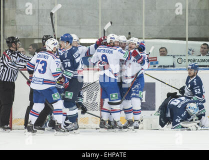 Moskau, Russland. 16. März 2015. SKA Spieler feiern das Ziel während des Spiels zwischen Dynamo Moskau und SKA Sankt Petersburg in der Play Off KHL Championship im Lyzhniki Stadium. SKA gewann das Spiel mit 6:1. Bildnachweis: Anna Sergeeva/ZUMA Draht/Alamy Live-Nachrichten Stockfoto