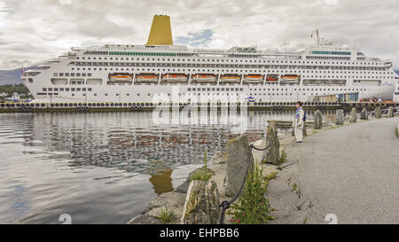 Kreuzfahrt Schiff Oriana angedockt In Alesund Norwegen Stockfoto
