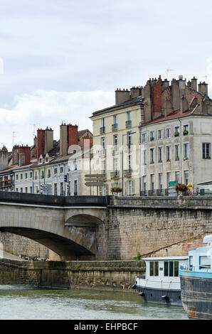 Kanalboote gefesselt am Pont Saint Laurent, Chalon-Sur-Saône, Burgund. Frankreich. Stockfoto