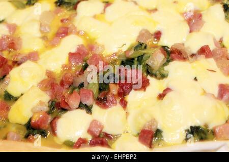 Italienische herzhafte Kuchen mit Speck, Fontina-Käse, Eiern und Kräutern Stockfoto