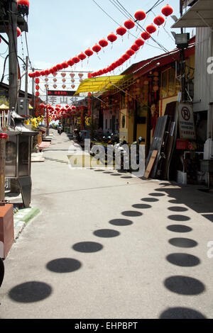 Chinesische Laternen hängen über dem Eingang eines Clan-Stege Chew jetty Georgetown Penang Malaysia Stockfoto