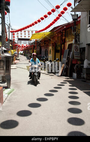 Chinesische Laternen hängen über dem Eingang eines Clan-Stege Chew jetty Georgetown Penang Malaysia Stockfoto