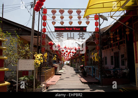 Chinesische Laternen hängen über dem Eingang eines Clan-Stege Chew jetty Georgetown Penang Malaysia Stockfoto