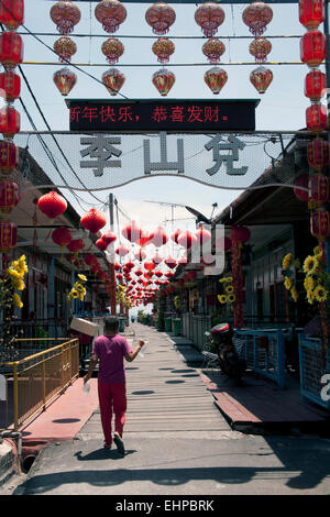 Chinesische Laternen hängen über dem Eingang eines Clan-Stege Chew jetty Georgetown Penang Malaysia Stockfoto