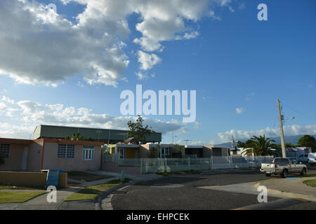 Urbanizacion La Fe ". Häuser der mittleren bis niedrigen Klasse in der Stadt von Juana Diaz, Puerto Rico. US-Territorium. Karibik-Insel. Stockfoto