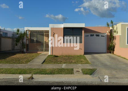 Urbanizacion La Fe ". Häuser der mittleren bis niedrigen Klasse in der Stadt von Juana Diaz, Puerto Rico. US-Territorium. Karibik-Insel. Stockfoto