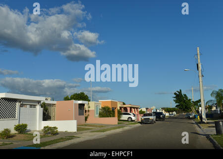 Urbanizacion La Fe ". Häuser der mittleren bis niedrigen Klasse in der Stadt von Juana Diaz, Puerto Rico. US-Territorium. Karibik-Insel. Stockfoto