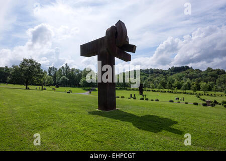 Lotura XXXII. Moderne Skulpturen von Eduardo Chillida Juantegui im Museum Chillida Leku. Stockfoto