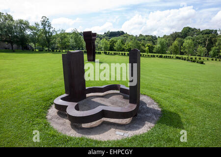 De Musica III. Moderne Skulpturen von Eduardo Chillida Juantegui im Museum Chillida Leku. Stockfoto