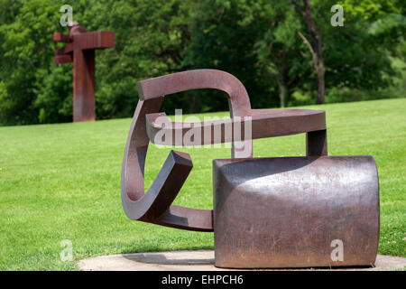 Moderne Skulpturen von Eduardo Chillida Juantegui im Museum Chillida Leku. Stockfoto