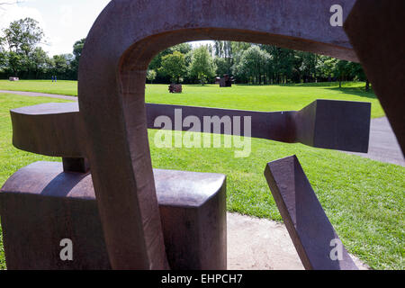 Moderne Skulpturen von Eduardo Chillida Juantegui im Museum Chillida Leku. Stockfoto