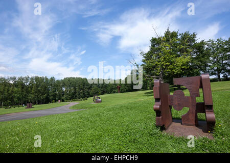 Homenaje ein Cioran. Moderne Skulpturen von Eduardo Chillida Juantegui im Museum Chillida Leku. Stockfoto