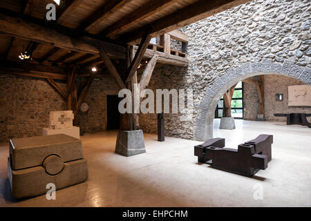 Moderne Skulpturen von Eduardo Chillida Juantegui im Museum Chillida Leku. Stockfoto