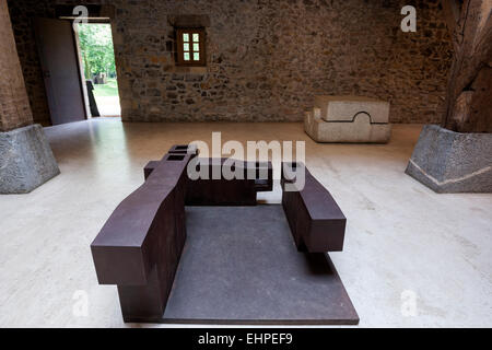 Elogio De La Arquitectura XIV. Moderne Skulpturen von Eduardo Chillida Juantegui im Museum Chillida Leku. Stockfoto