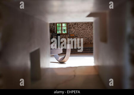 Moderne Skulpturen von Eduardo Chillida Juantegui im Museum Chillida Leku. Stockfoto