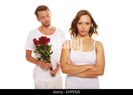 Mann mit einer Rose für seine unglückliche Frau Stockfoto