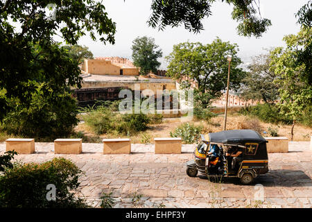 Ein Taxi am Nahargarh Fort und Palast, Jaipur ankommen. Stockfoto