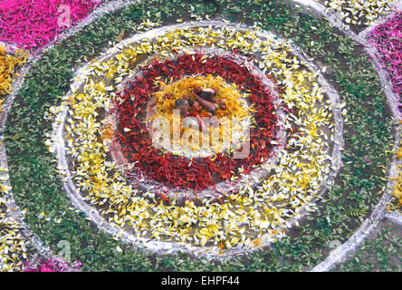Bunte Rangoli mit Blumen und Kuh Dung ...ein Volkskunst in Indien während der Festivals und Zeremonien. Stockfoto