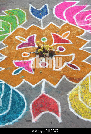 Bunte Rangoli mit Blumen und Kuh Dung ...ein Volkskunst in Indien während der Festivals und Zeremonien. Stockfoto