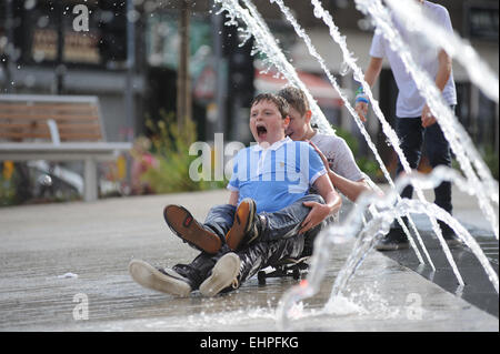 Jungs die Wasserfontänen Barnsley Rathaus genießen. 21. August 2013. Bild: Scott Bairstow/Alamy Stockfoto