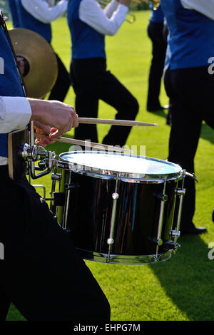 Musiker in traditionellen Kostümen spielen Trommel Stockfoto