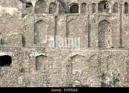 Architektonische Details des 400 Jahre alten verfallenen Golconda Fort, Hyderabad, Indien Stockfoto