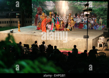 Pilli Mukundam Gruppe durchzuführen Gaja Gowri Vratam einem Chindu Yaksha Ganam während Chindu Festival am Juli 23,2012 in Hyderabad, Indien. Stockfoto