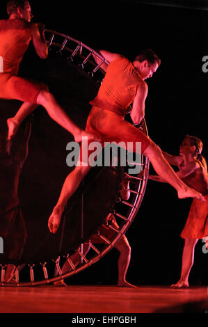 Theatergruppe der Brigham Young University führen Rhythm of Life American Contemporary Dance auf Juli 31.2012 in Hyderabad, Indien. Stockfoto