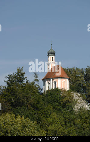 kleine Kapelle auf Felsen in Bayern Stockfoto