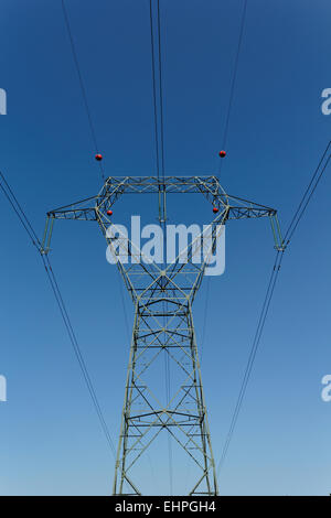 Detail des Strommastes gegen blauen Himmel Stockfoto