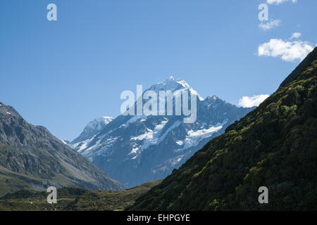 Mount Cook stehen zwischen den umliegenden Gebirge in Neuseeland, Südinsel, The Aoraki Mount Cook National Park. Stockfoto