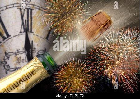 knallende Champagner und Uhr am Neujahrstag Stockfoto