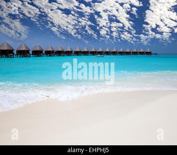 Häuser auf Pfählen am Meer. Malediven. Stockfoto