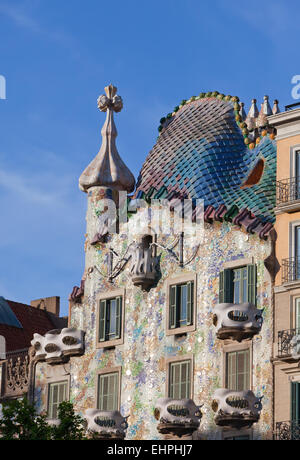 Fassade ist mit Mosaik-Fliesen dekoriert. Stockfoto